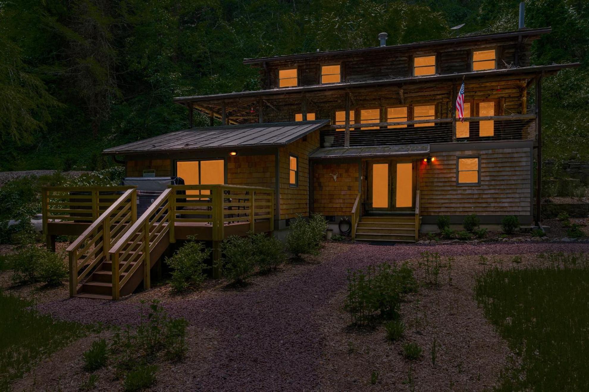 Riverside Log Cabin W Hot Tub Fire Pit Huge Deck Rileyville エクステリア 写真